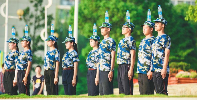 【楚天金报】烈日下 顶着矿泉水瓶站军姿