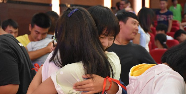 【荆楚网】别样入学教育：武汉工程科技学院4000新生揭秘幸福密码