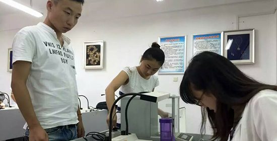 【荆楚网】武汉一高校花50多万买136颗钻石教学生鉴定