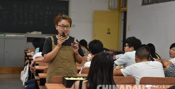 【长江网】会玩!高校老师课堂做游戏送学生紫砂壶