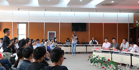 【荆楚网】武汉一高校学生现场问政校领导 引来阵阵道歉(图)