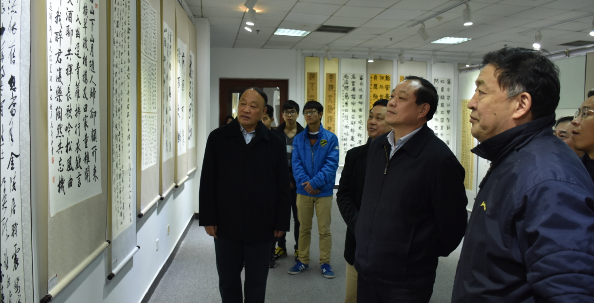 【湖北高校思政网】省教育厅厅长刘传铁出席庆祝抗战争胜利70周年书法篆刻作品展并调研创新创业工作