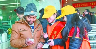 【武汉晚报】同校74名大学生“组团”服务武铁春运