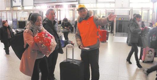 【中国日报网】95后小鲜肉让寒冬变暖 武汉一高校大学生志愿者服务春运