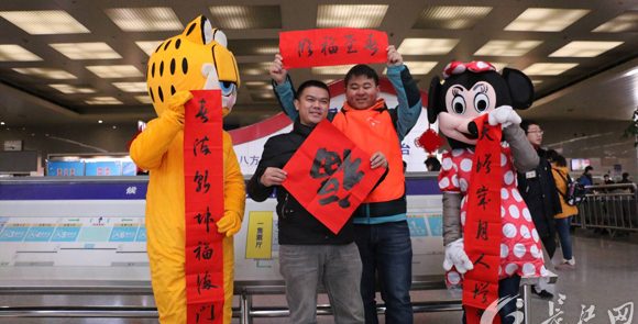 【长江网】74名大学生服务武铁春运 让寒冬变暖暖的