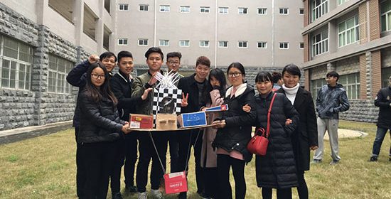 【荆楚网】神奇！武汉一高校学生实验鸡蛋20米空中落下完好无损