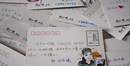 【荆楚网】90后辅导员手绘近300张明信片赠学生(图)