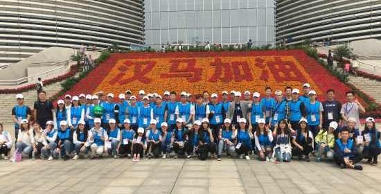 【中国日报网】武汉一高校百名学生当“汉马”志愿者 凌晨三点半就集合