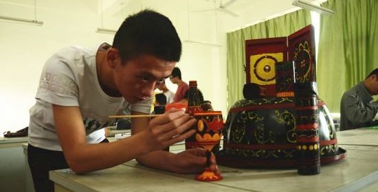 【中国日报网】培养实践性人才高校另类设计作业提高学生动手能力