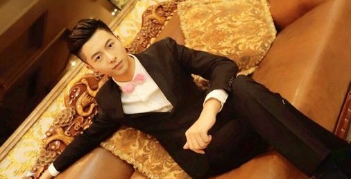 【中国日报网】武汉一高校95后男神主持开传媒公司当老板