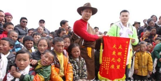 【中国日报网】大学毕业生热心公益 募集55万援建地震灾区小学宿舍楼