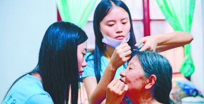 【长江网】武汉大学生帮山区老人“圆梦”补拍婚纱照