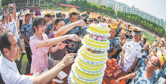 【武汉ZAKER】壕！武汉一高校定制 1.4 万个月饼 为学生办中秋派对