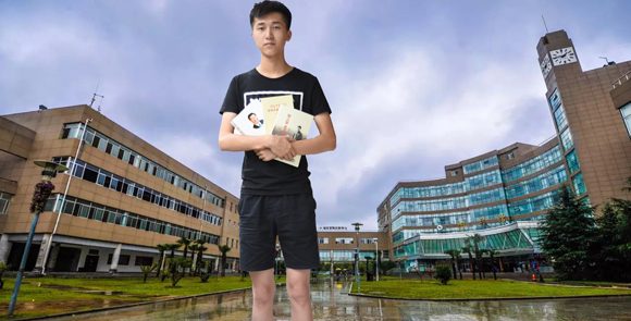 【长江网】大学生化身\”巨人\”参与\”两学一做\”学习教育