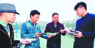 【武汉晚报】男子办免费“飞行学院”教学生学航拍