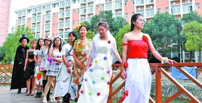 【武汉晚报】30片梧桐树叶加一张硬卡纸   大学生自制“落叶裙”秀环保