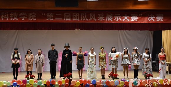 【中国日报网】梧桐叶裙子塑料布礼服 大学生环保时装秀创意满满