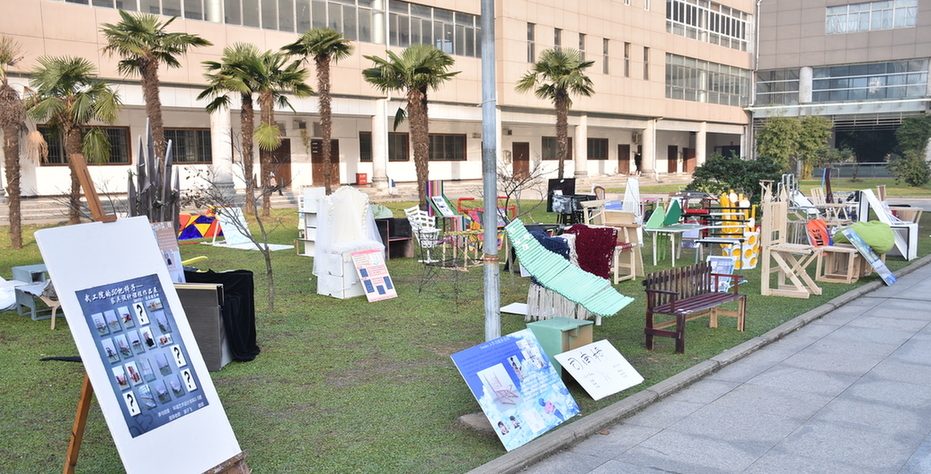 【中国日报网】大学生家具设计脑洞大开 废水管也能变身时尚座椅