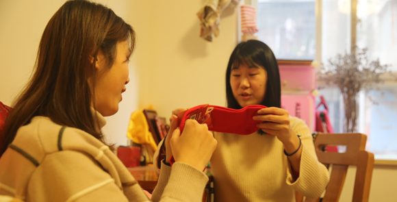 【长江网】特殊的寒假作业 大学生回家听长辈讲家风故事