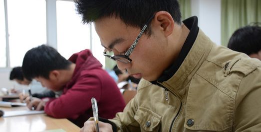【中国日报网】传统文化不能丢 高校教师给学生开“练字课”