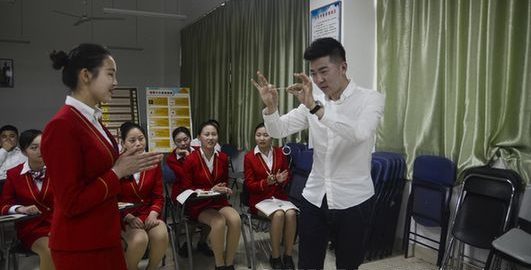 【中国日报网】专治注意力不集中 大学老师课上变魔术给学生提神