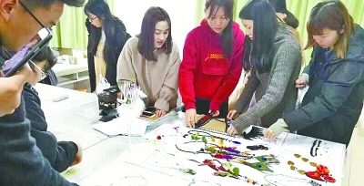 【武汉晚报】作业多少分？交给市场评 大一学生朋友圈叫卖珠宝课作品