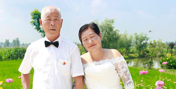 【中国日报网】组图：让“不老爱情”不留遗憾 志愿者为老党员补拍婚纱照