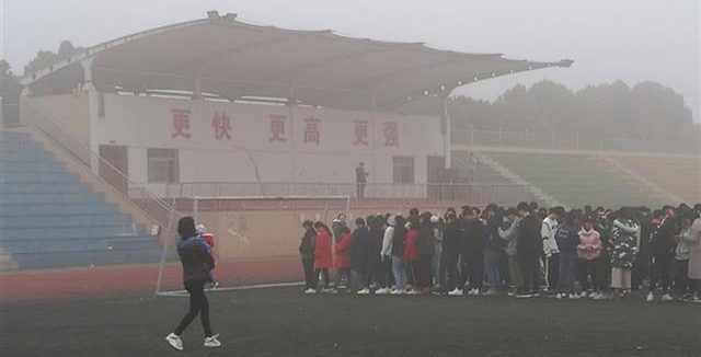【楚天都市报】大学女辅导员怀抱幼子参加早操感动师生