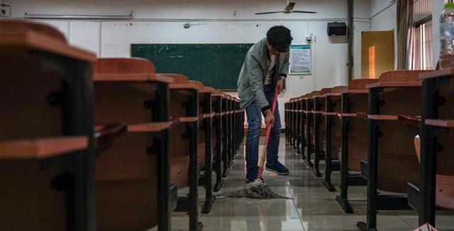 【楚天都市报】武汉这所高校鼓励大学生爱劳动:打扫教室卫生可获学分