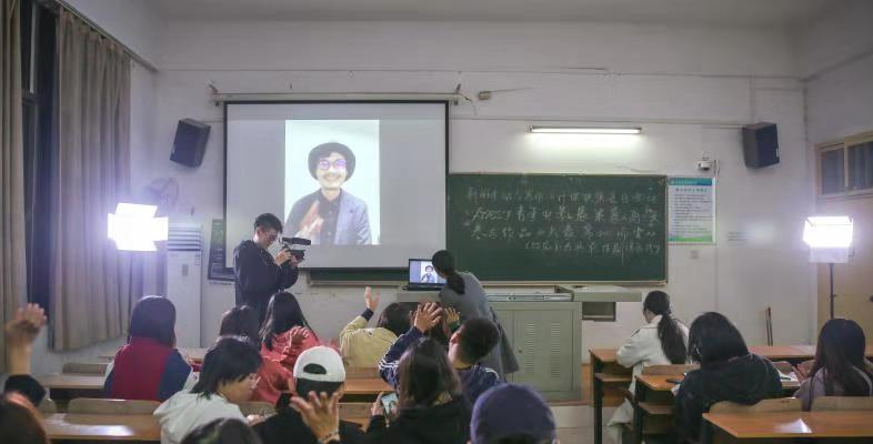 【长江云】武汉工程科技学院：现场连线金马奖电影制片人 新闻采访课邀大学生当记者