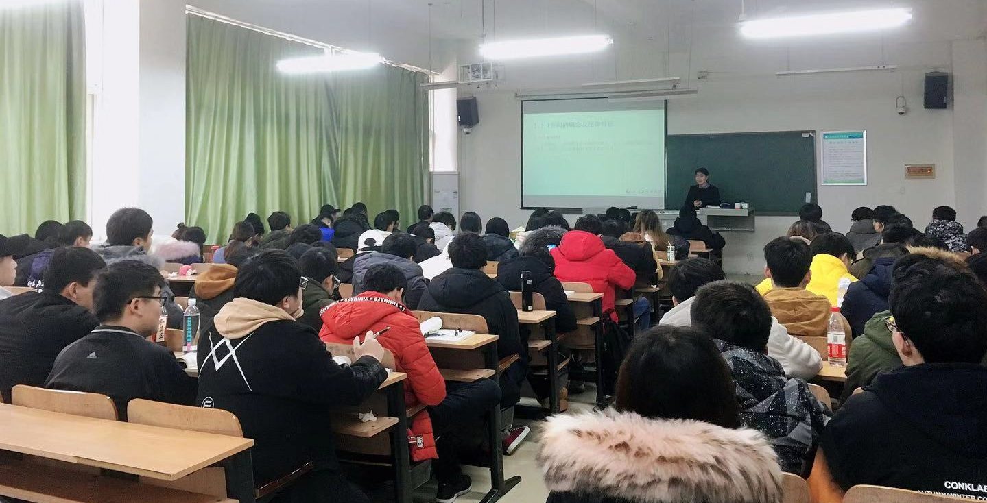 校领导带队检查新学期“第一课”