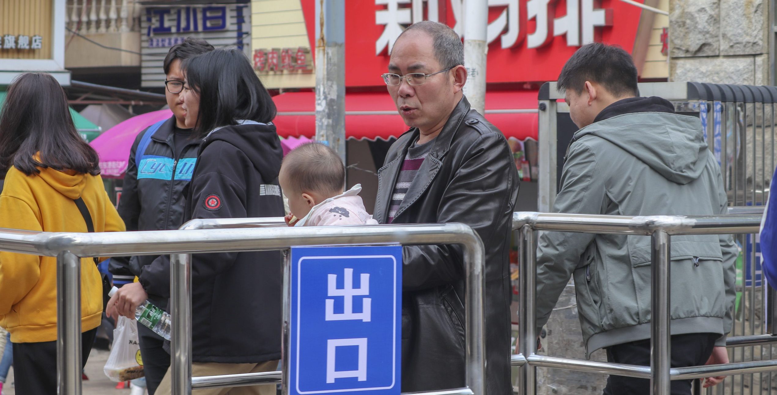 【学通视点】西门新增分流栅栏，学校意在保障安全