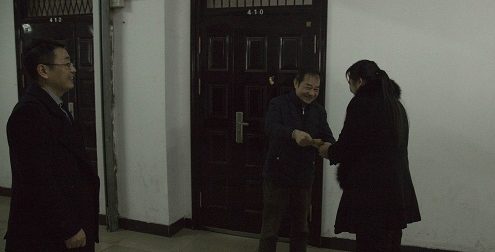 初春透寒意 关怀暖人心 校领导走访慰问困难党员