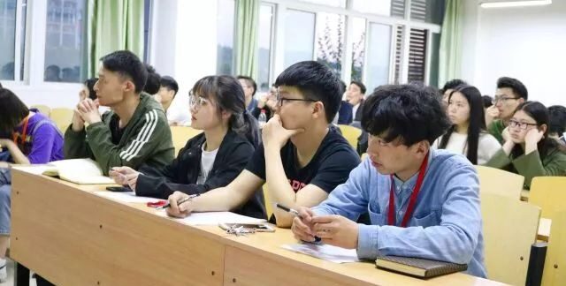 武工院师生共同关注全国“两会”盛况