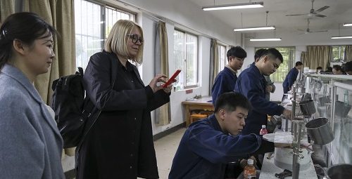 英国创意艺术大学Debra Allman教授来校讲授《珠宝设计材质》课程