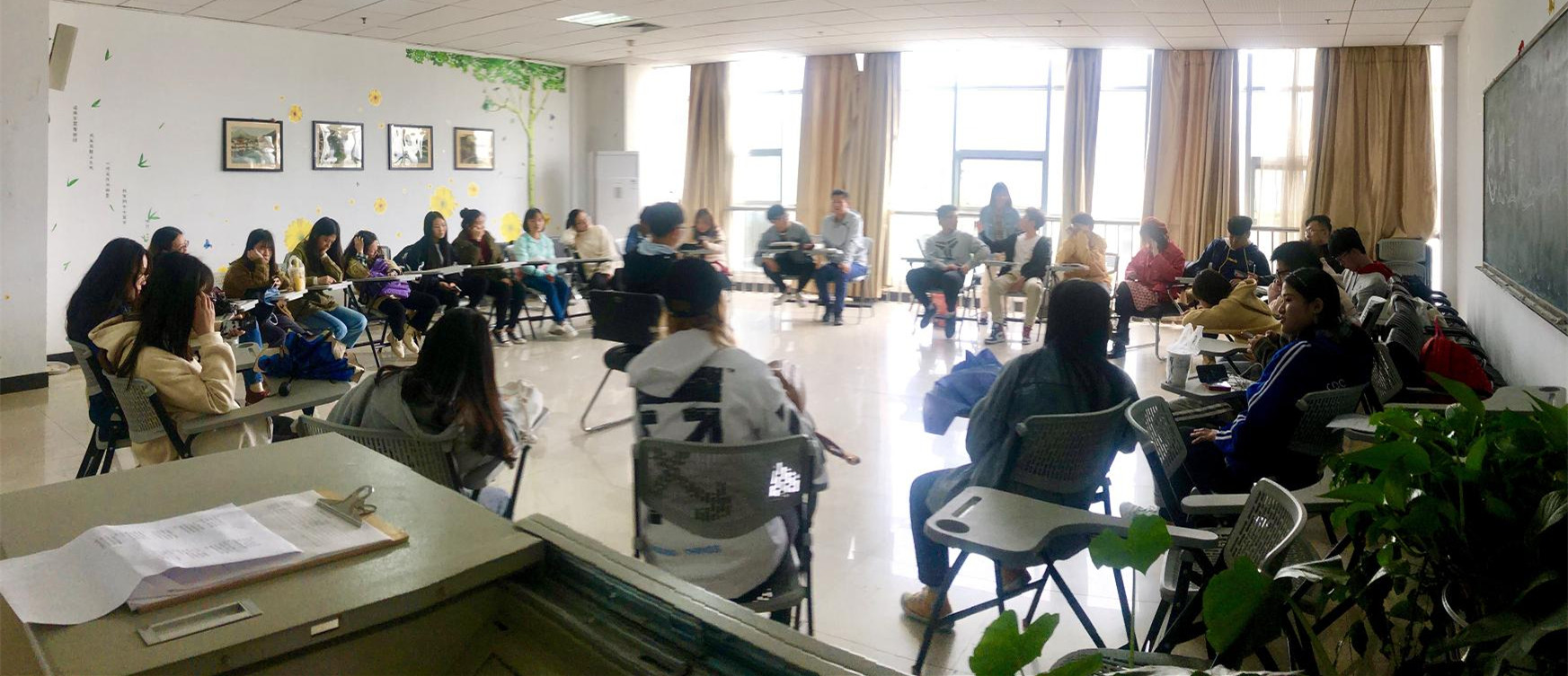 我校感恩及生命教育感恩主题班会活动圆满结束