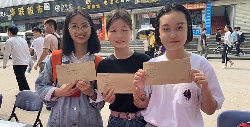 校心理健康教育中心开展“和谐心灵，健康成长”系列户外心理健康活动