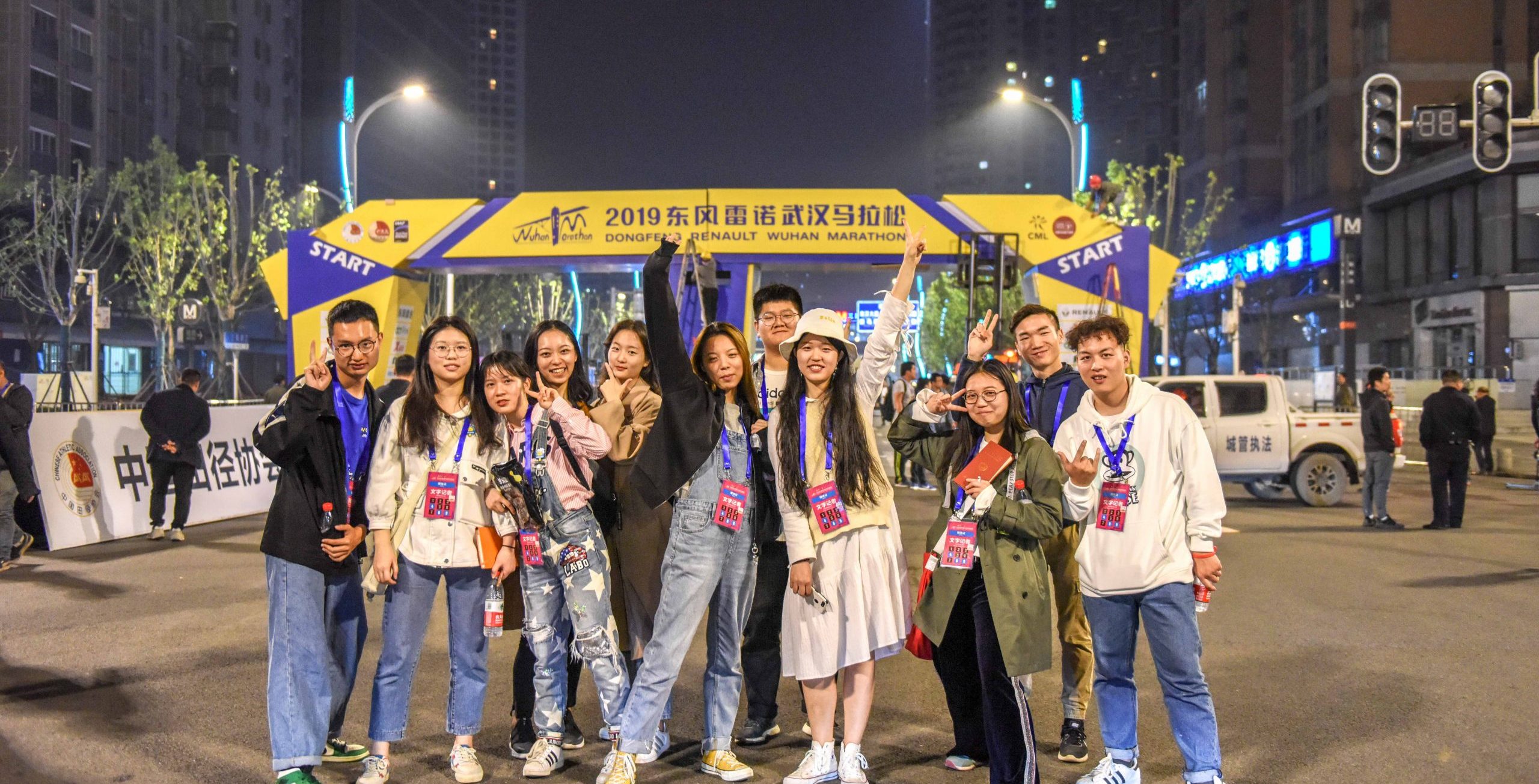 学校4名学生记者助力武汉马拉松 记录幕后的“幕后人”