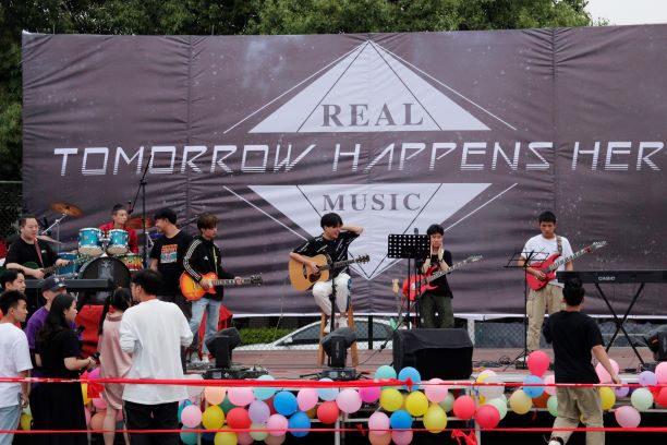 武汉工程科技学院社团联举行首届Real Music音乐节活动