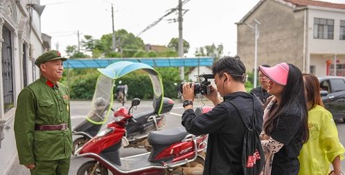 武汉大学生为9对退伍军人免费补拍婚纱照