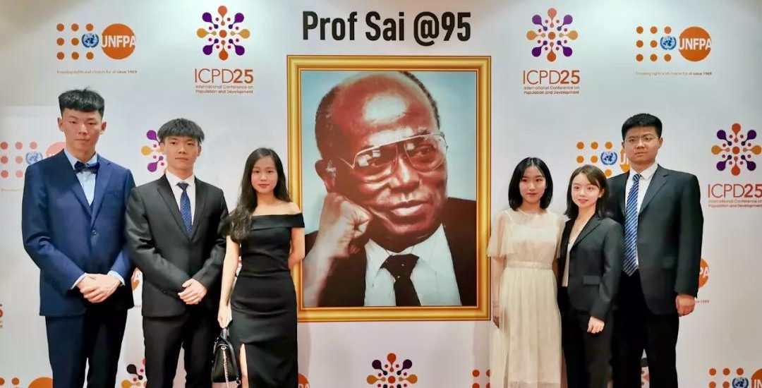 【武工院学子在非洲】中非人口发展大会前夕，加纳总统与武工院学子曾理亲切交流