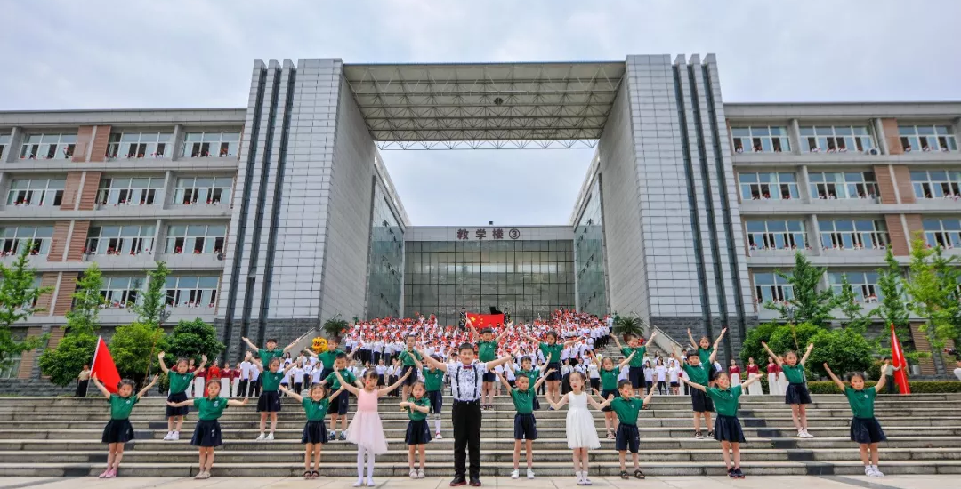 器乐合奏千人同唱  “快闪”行动献礼武汉工程科技学院15周年校庆