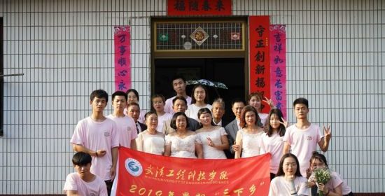 【长江云】暖心！武汉高校学生为30余对老夫妻“圆梦”婚纱照