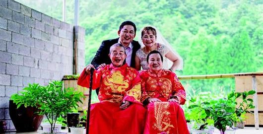 【三峡晚报】这群大学生志愿者来到湾潭镇为大山深处的老人补拍结婚照