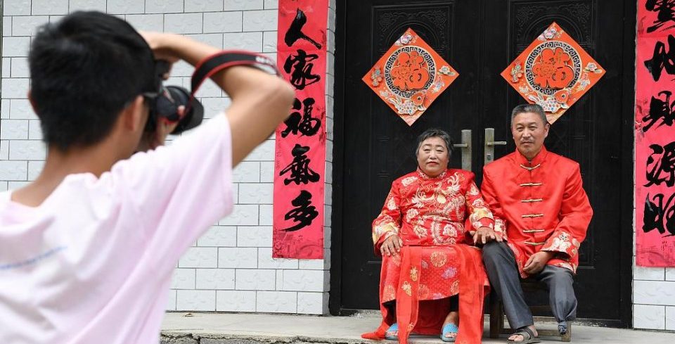 【视觉中国图播快报】志愿者为贫困夫妻圆“婚纱梦”