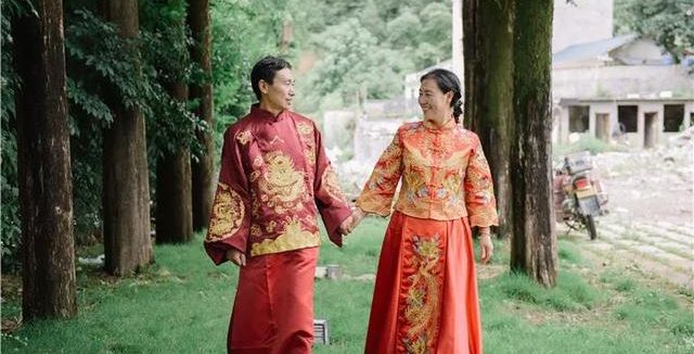 【中国法制周刊网】武汉工程科技学院学子在神农架林区为老人们拍婚纱照圆梦