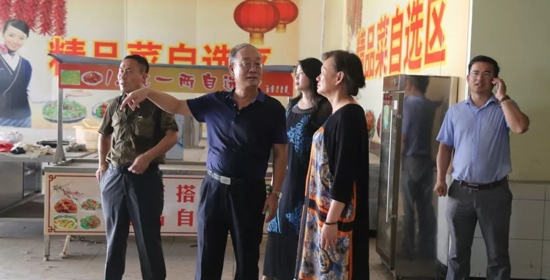 校领导走访慰问暑期在岗部门