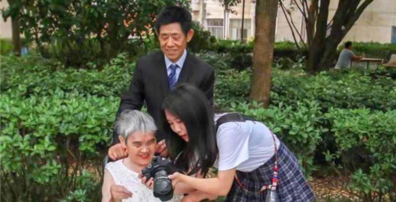【中国法治周刊网】退休干部致信武汉工程科技学院 感谢大学生不计回报为老人付出