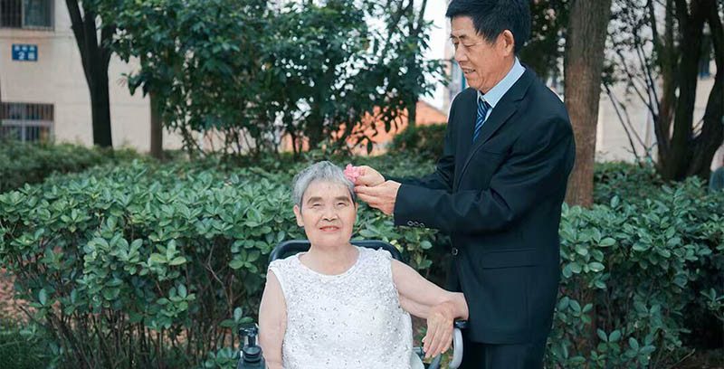 【长江日报】只为弥补他们的遗憾，这群大学生5年为老年夫妇拍上万张婚纱照