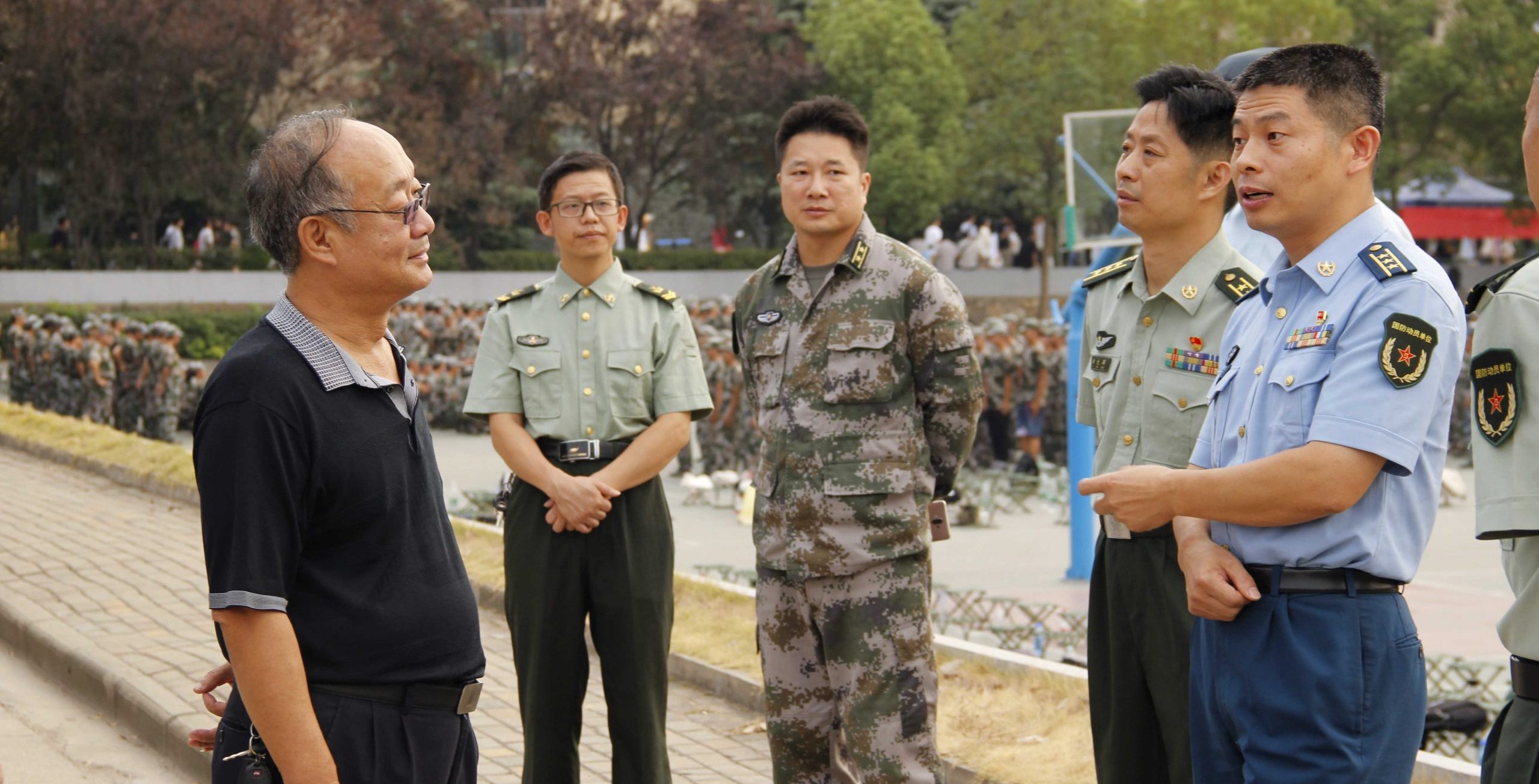 武汉市警备区一行来校检查军训工作
